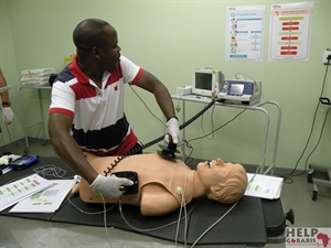 ACLS training artsen 2011, klaar om te defibrilleren.JPG